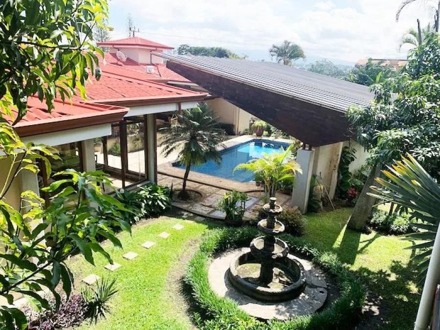 Venta de casa independiente con piscina y 1844 m² de lote en San Rafael de Escazú - Venta en Escazú