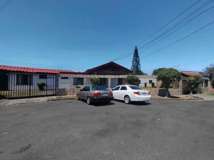 Propiedad con casa, piscina y locales comerciales en el Alto de Guadalupe RAH 232284 - Venta en Goicoechea