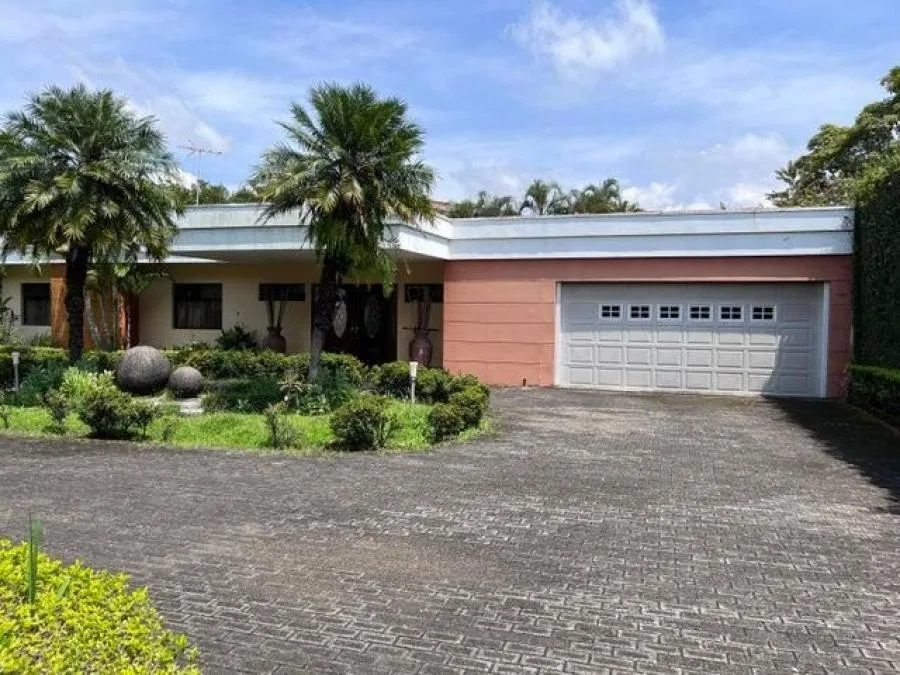 CASA EN VENTA EN SANTA ANA, MLS #25-1144 - Venta en Santa Ana