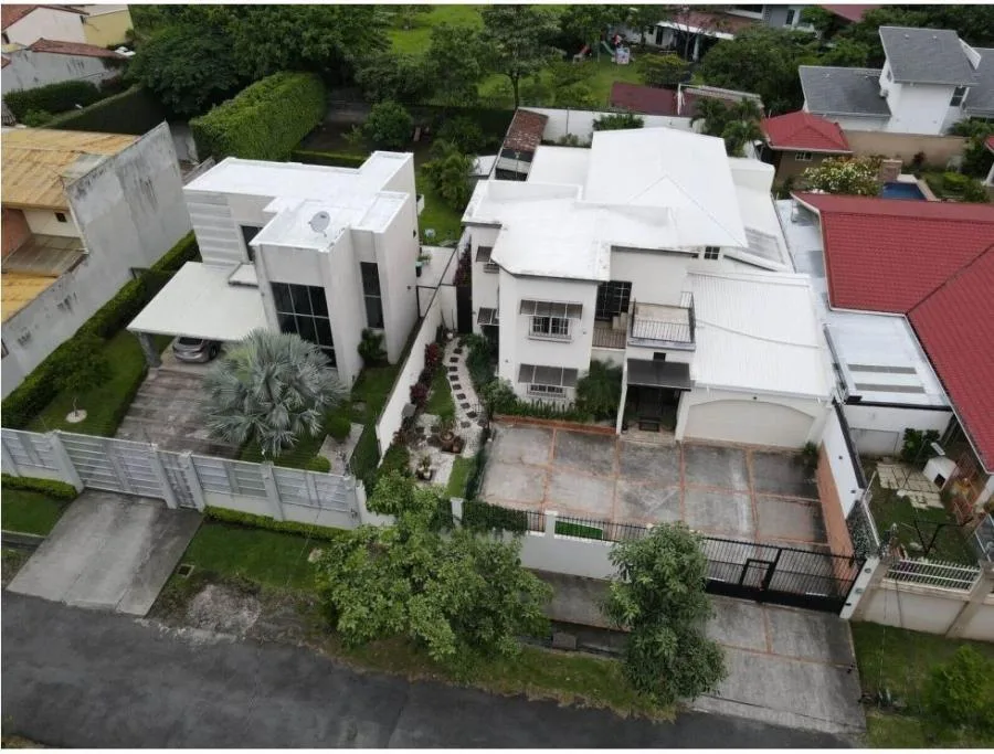 Venta de casa independiente en Santa Ana US$475,000 #ER007 - Venta en Santa Ana