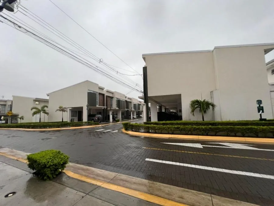 Venta de Moderna Casa en Tibás / Mls. 26-611 OFC JB - Venta en Tibás — photo 4