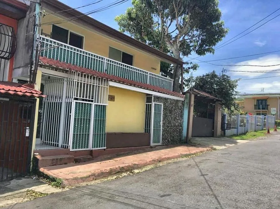 Edificio de Apartamentos, 3 Apartamentos, Potencial para Airbnb, Ciudad Colon - Venta en Colón