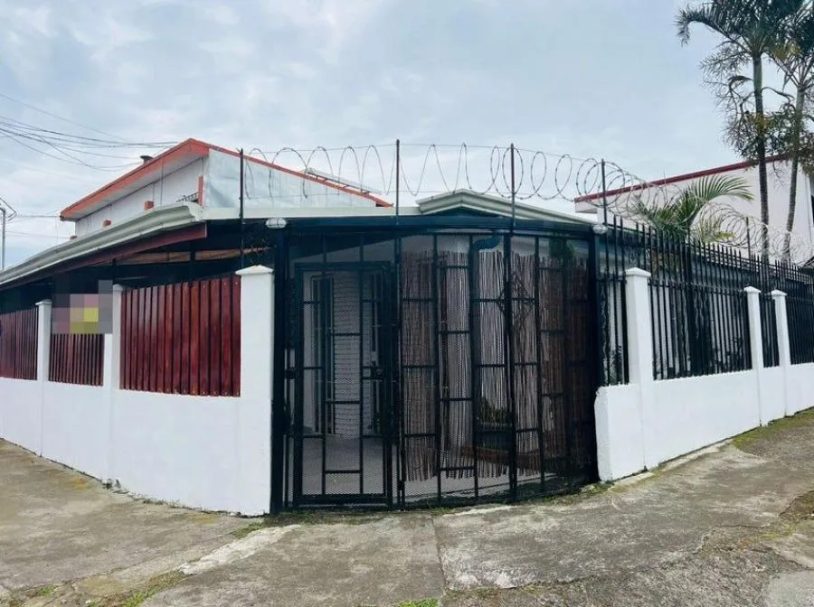 Casa recién remodelada con uso de suelo mixto en Tibás - Venta en Tibás — photo 2