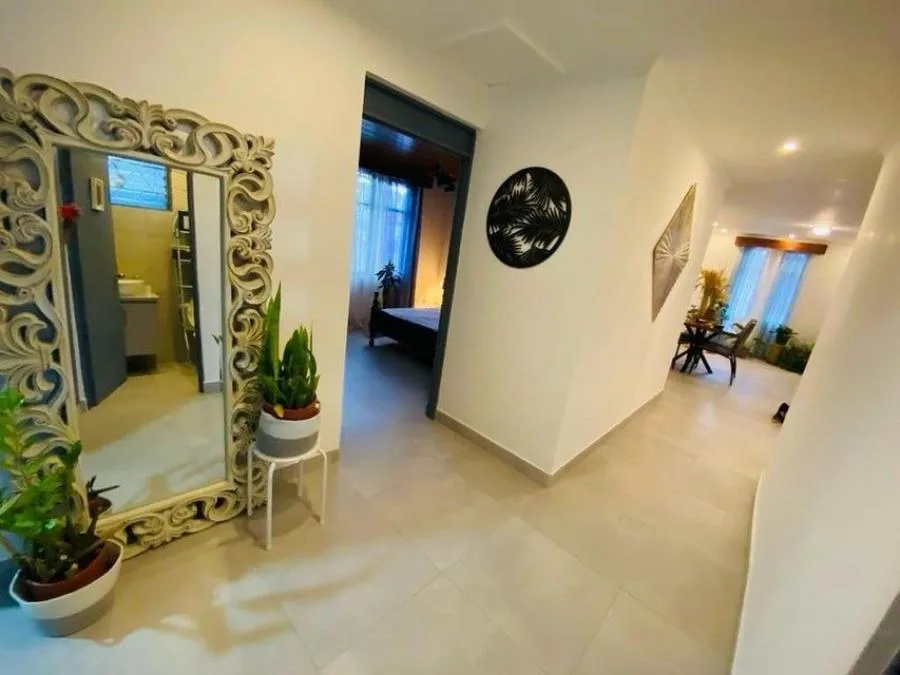 Casa recién remodelada con uso de suelo mixto en Tibás - Venta en Tibás — photo 5