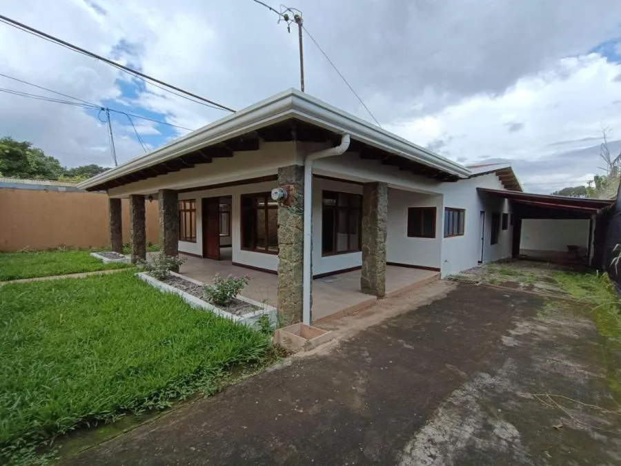 CASA EN VENTA EN PIEDADES, SANTA ANA RAH 24822  - Venta en Piedades