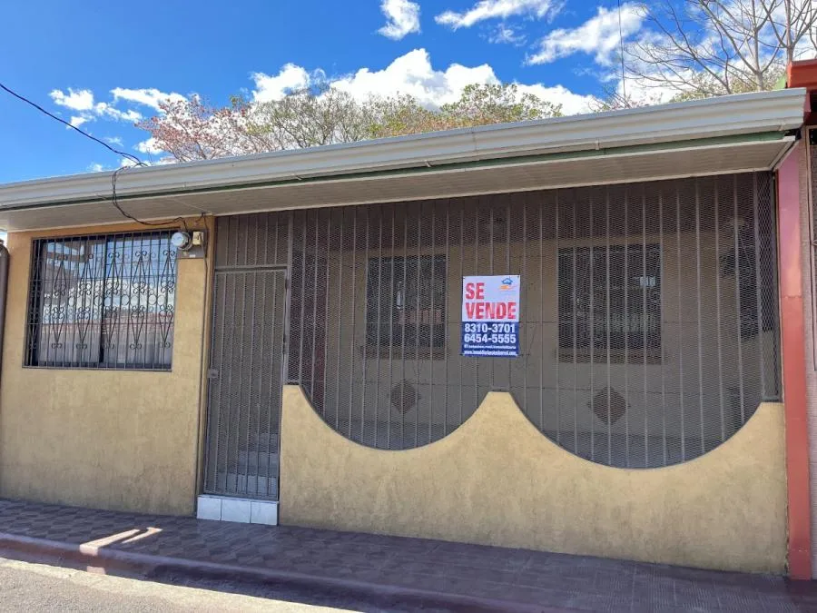Vendo casa en Alajuela centro, cerca de la UTN. Con amplio patio, es iluminada y ventilada - Venta en Alajuela