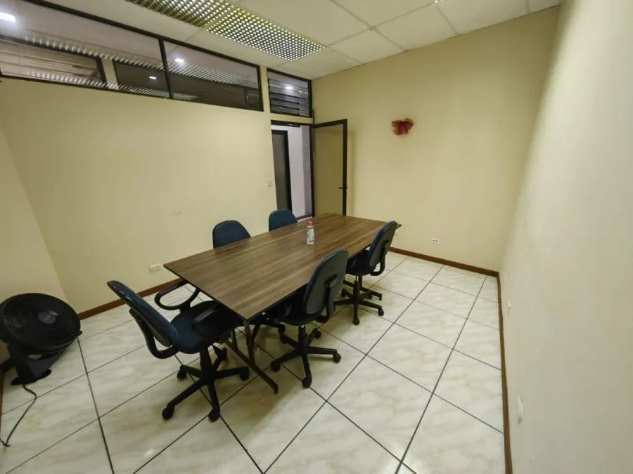 Alquile de Oficina en Oficentro con excelente ubicación y comodidades RAH 231763 - Alquiler / Renta en Moravia — photo 2