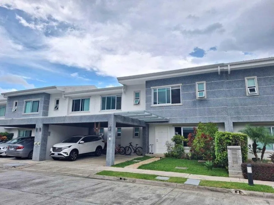 Venta de casa elegante y moderna en condominio Piedades Santa Ana - Venta en Santa Ana