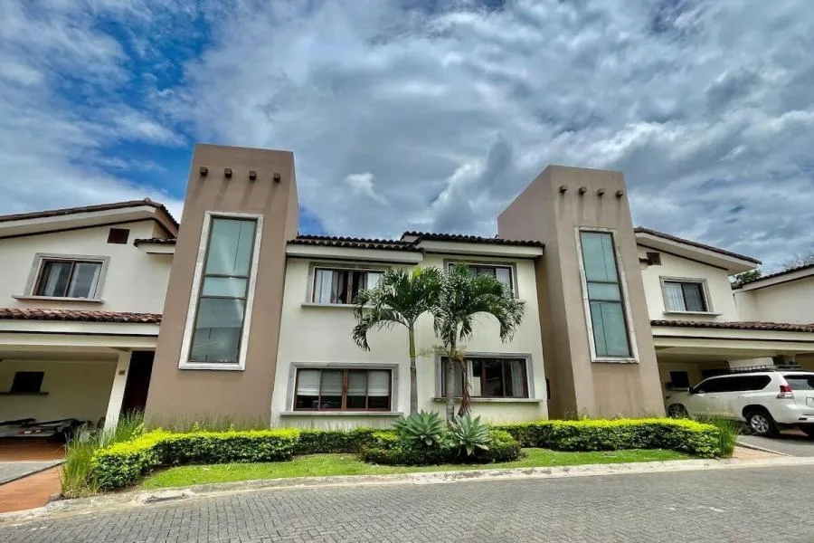 Casa en Venta en Mora, San José. RAH 24-807 - Venta en Colón