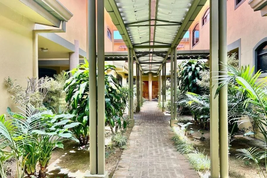 Venta de casa en condominio en Guayabos, Curridabat $190.000 #LL166 - Venta en Granadilla
