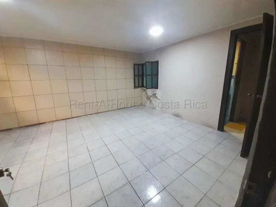 Amplia casa de 1 nivel con 4 habitaciones, patio techado y parqueo para 2 vehículos #26-1694 GS - Venta en Goicoechea — photo 3