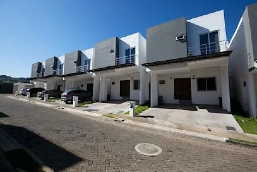 Alquiler de Casa en Brasil de Mora, San José. - Venta en Santa Ana