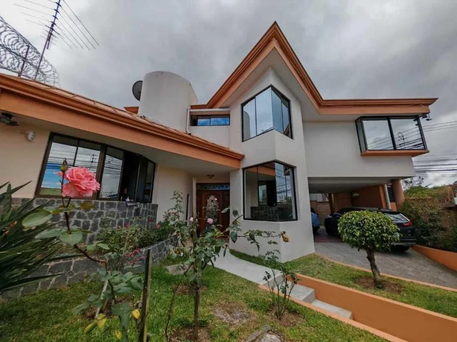 Venta de casa esquinera con uso mixto en El Carmen de Guadalupe US$ 350,000 #9916 - Venta en Goicoechea