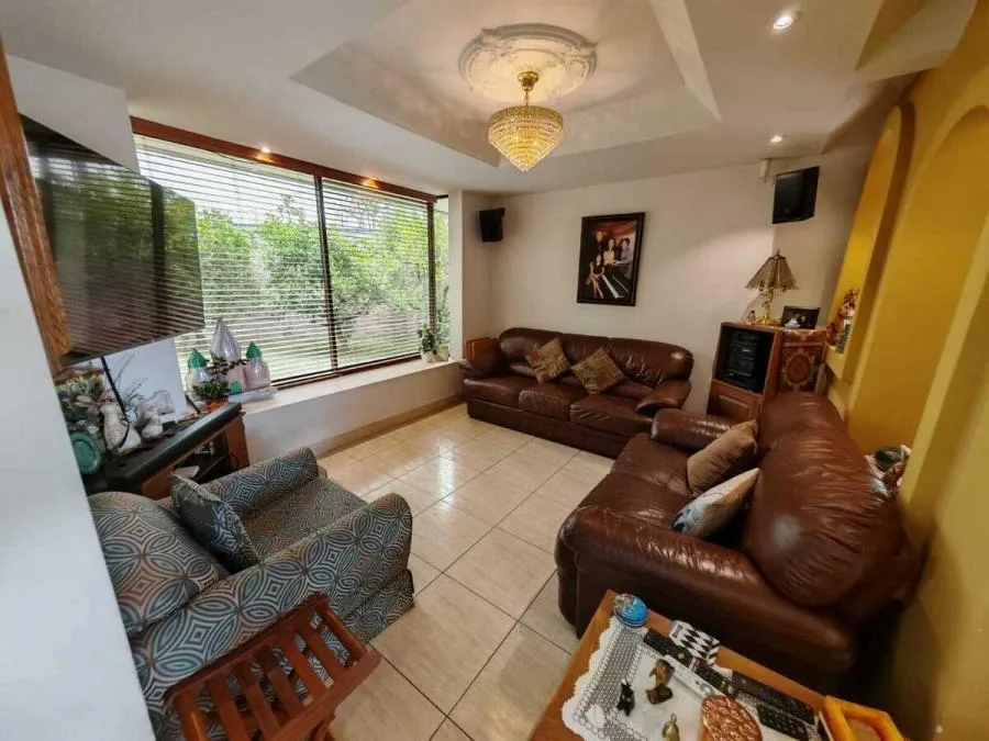 Venta de casa esquinera con uso mixto en El Carmen de Guadalupe US$ 350,000 #9916 - Venta en Goicoechea — photo 2