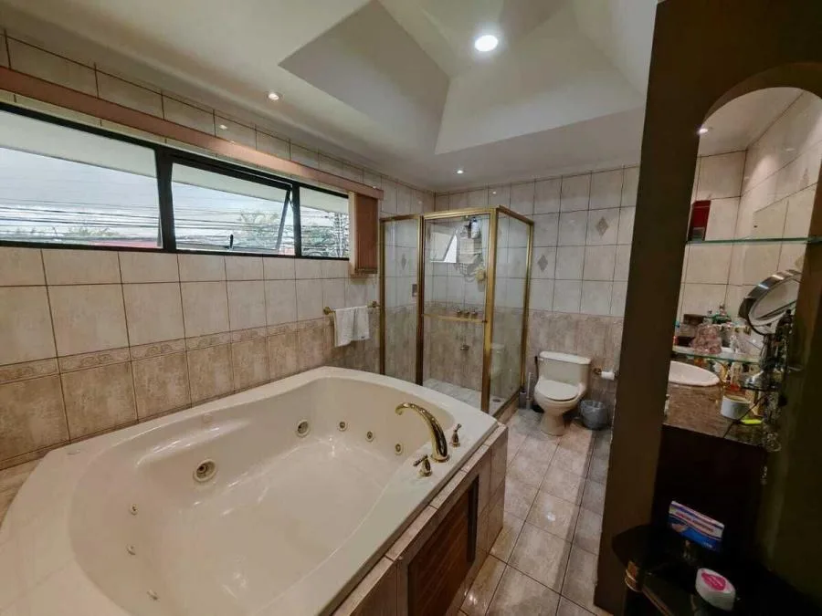 Venta de casa esquinera con uso mixto en El Carmen de Guadalupe US$ 350,000 #9916 - Venta en Goicoechea — photo 4