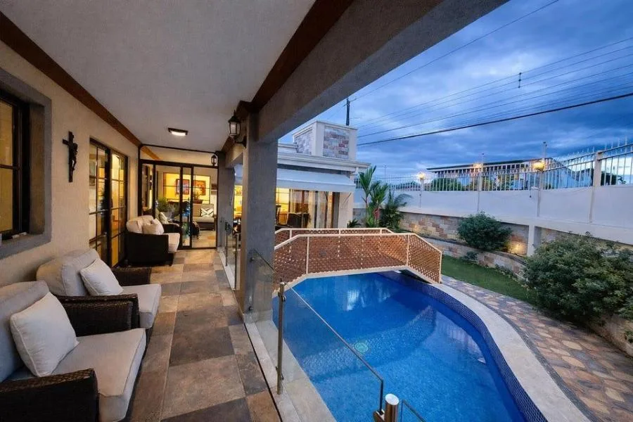 Venta casa esquinera con Piscina temperada Escazú Bello Horizonte - Venta en Escazú