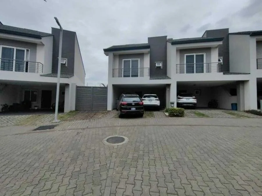 Venta de casa con amplio jardin y totalmente amoblada en condominio Rio Palma, Escazu RAH 231139 - Venta en Escazú