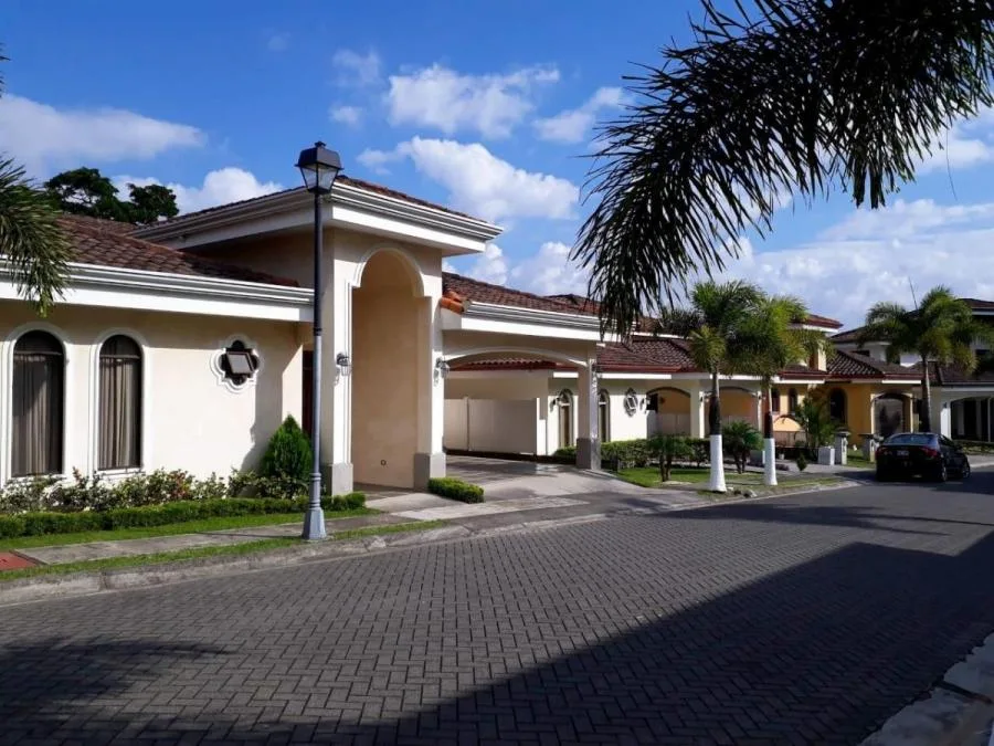 VENTA DE CASA EN SANTO DOMINGO DE HEREDIA CL22-2407 - Venta en Santo Domingo