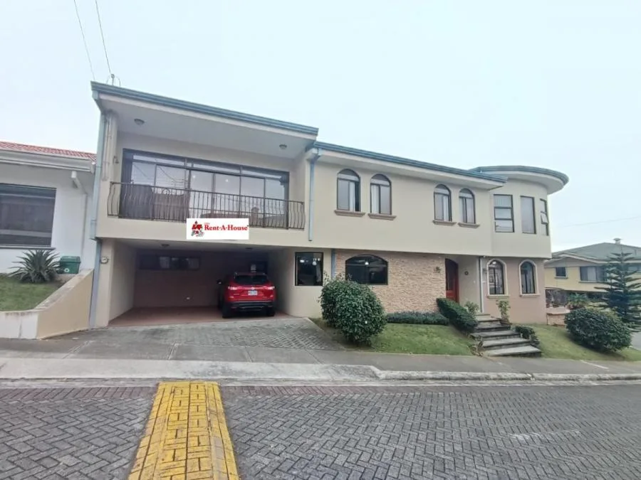 Encantadora casa esquinera de dos plantas en Condominio Lomas de Grandilla. RAH 24-960 - Venta en Granadilla