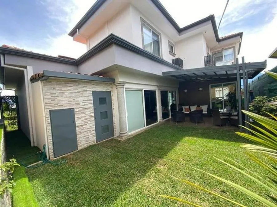 Casa esquinera de dos plantas en condominio Francosta, Heredia RAH 231510 - Venta en Heredia