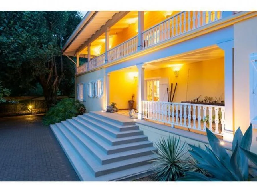 Casa en venta Santa Ana, Rio Oro con apartamentos  2.5PCU9305379 - Venta en San José