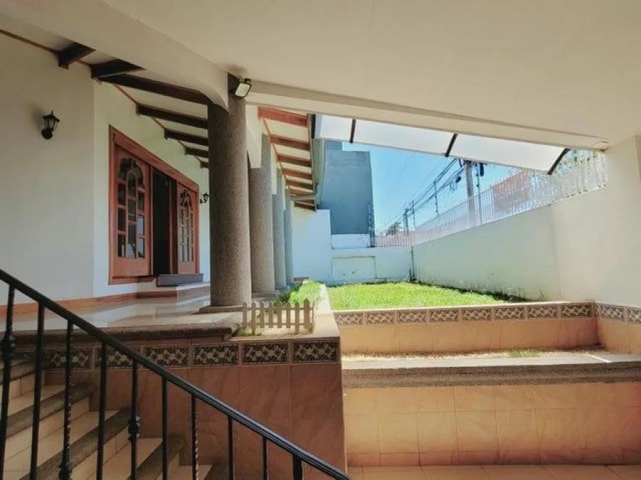 Vendo de Casa Residencial con Uso de Suelo Mixto en Guayabos, Curridabat MLS #25-1173 LCO - Venta en Curridabat