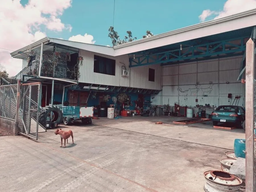 Se vende casa y lubricentro completamente equipado en la hermosa zona de Miramar, Puntarenas - Venta en Miramar