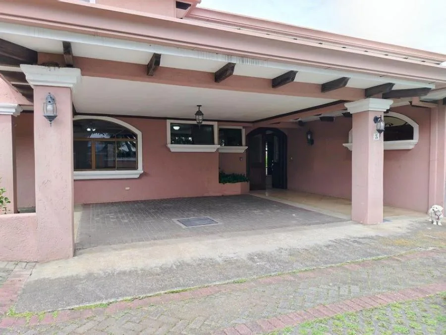 Venta de Casa en Escazú, San José. RAH 25-664 - Venta en Escazú