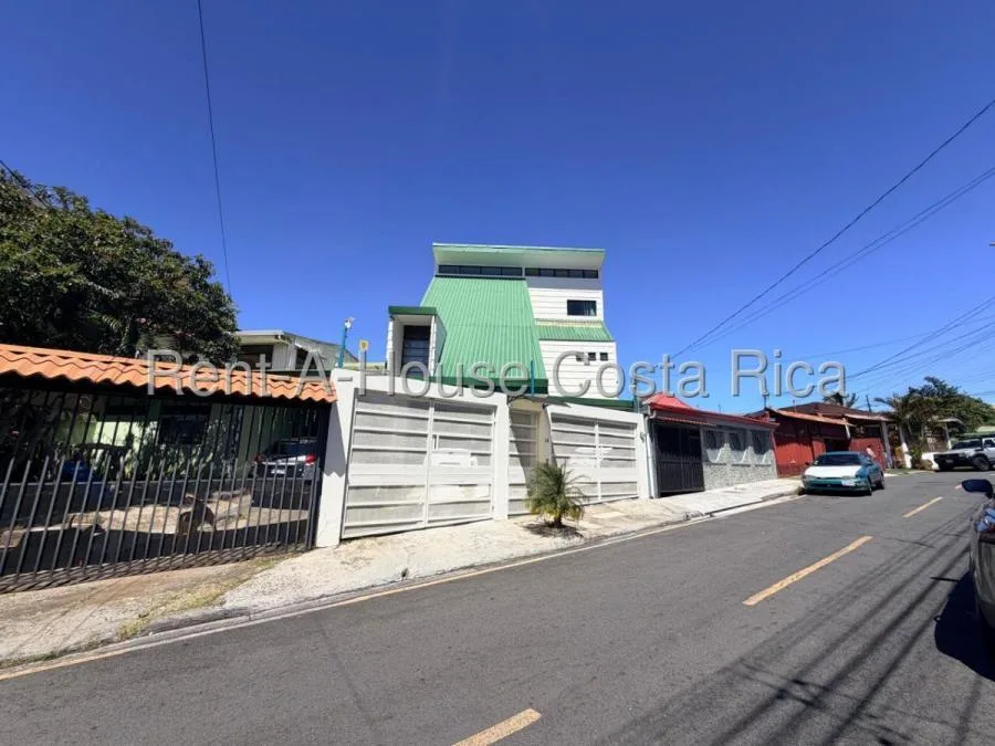 Casa Amplia con Mezzanine y 5 Habitaciones #26-1440 GS - Venta en Tibás