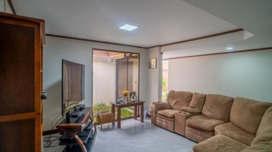 Venta de casa con apartamento independiente en San Rafael, Montes de Oca $590,000 #FR004  - Venta en Montes de Oca — photo 4