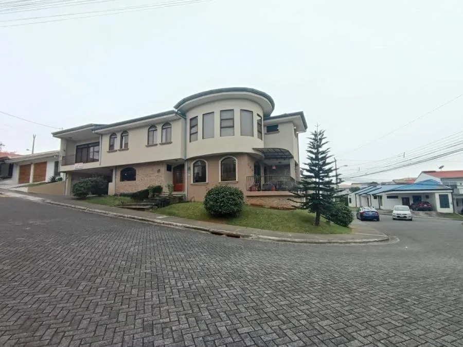Encantadora casa esquinera de dos plantas en Condominio Lomas de Grandilla RAH 24-960 - Venta en Granadilla