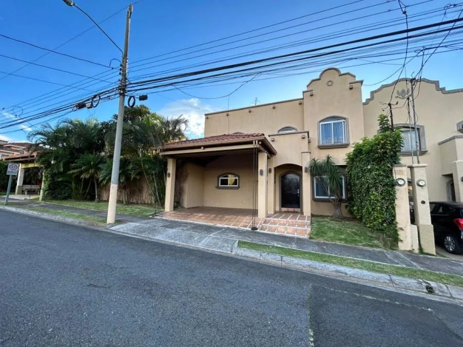 Venta de Espectacular Casa en Heredia / 24-918 OFC - Venta en Heredia
