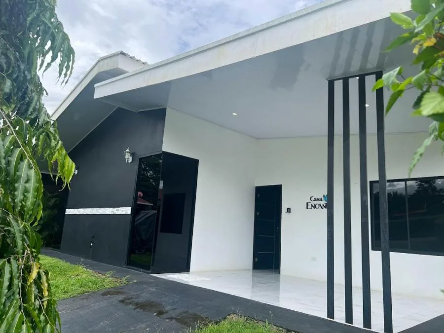 Casa en Condominio en La Fortuna de San Carlos: A puerta cerrada, Incluye todo el mobiliario. - Venta en Fortuna