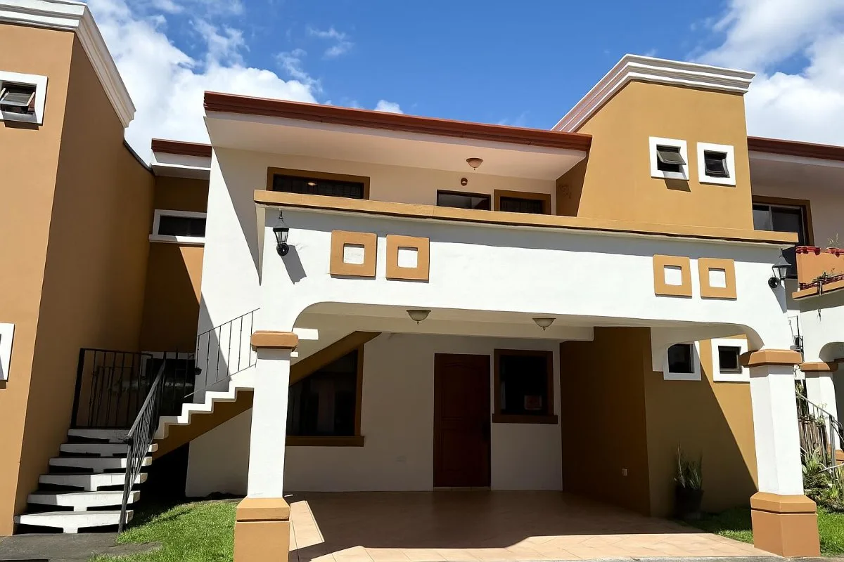 Casa en venta en condominio con excelente ubicación en Tibás #26-858 GS - Venta en Tibás