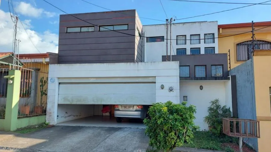 Venta de casa con mucho potencial en Residencial Alta Moravia RAH 231665 - Venta en Moravia
