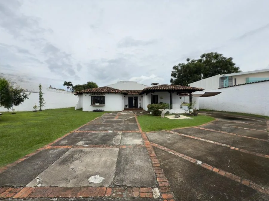 Venta de estilo colonial con amplio lote en Santo Domingo de Heredia $650.000 #DE008 - Venta en Santo Domingo