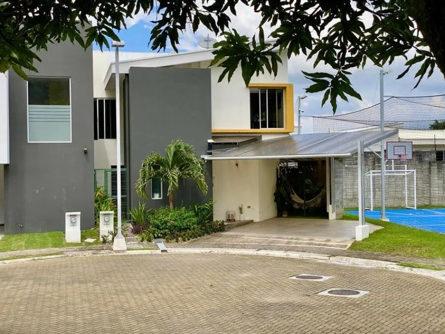 Venta de Casa en Piedades de Santa Ana. - Venta en Santa Ana