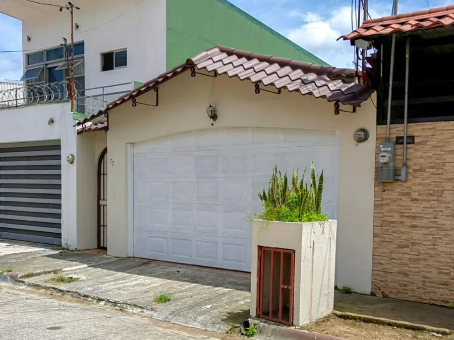Venta de casa en Residencial Yaranaba, El Carmen de Guadalupe #JE002 - Venta en Guadalupe