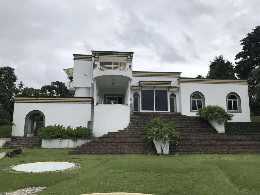 Venta de Lujosa y Amplia Casa en Granadilla, Curridabat / JB OFC Mls. 25-468 - Venta en Curridabat