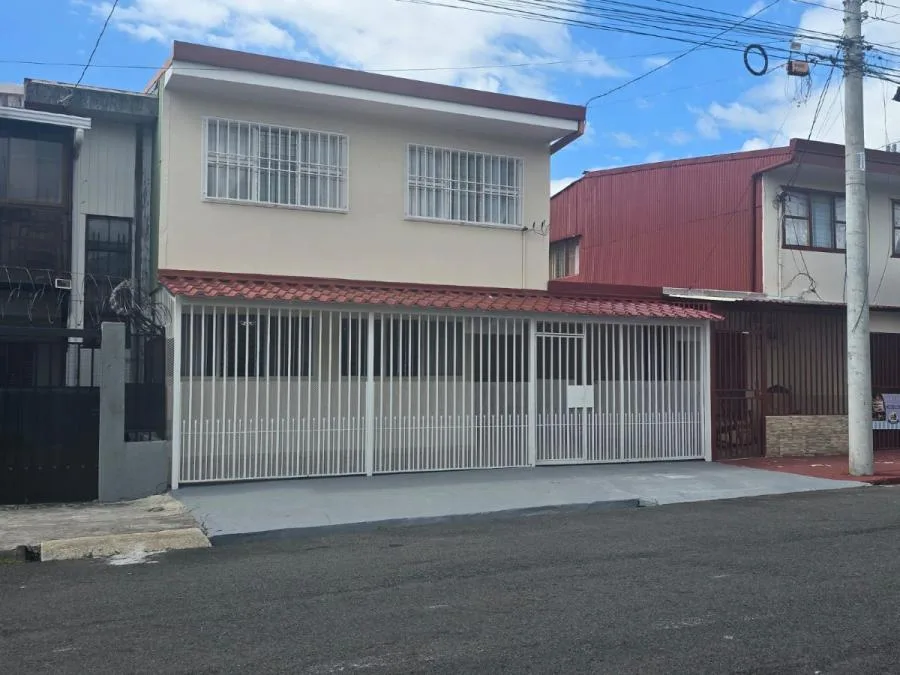 VENTA DE CASA DE DOS PLANTAS EN EL CORAZON DE TIBAS, SAN JOSE - Venta en Tibás