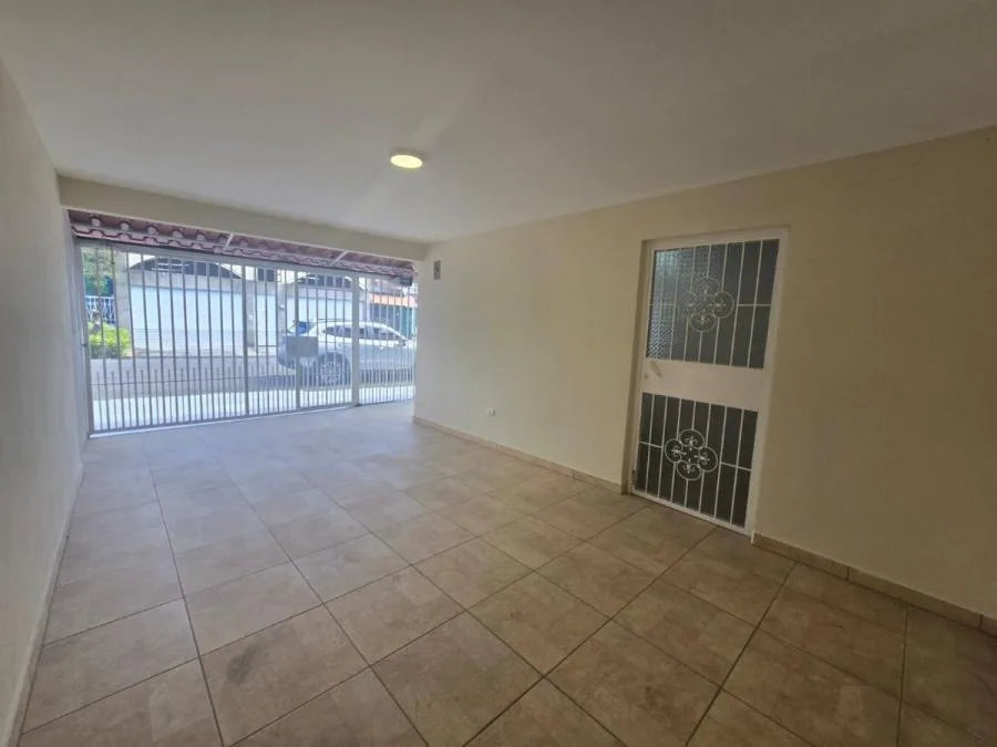 VENTA DE CASA DE DOS PLANTAS EN EL CORAZON DE TIBAS, SAN JOSE - Venta en Tibás — photo 2