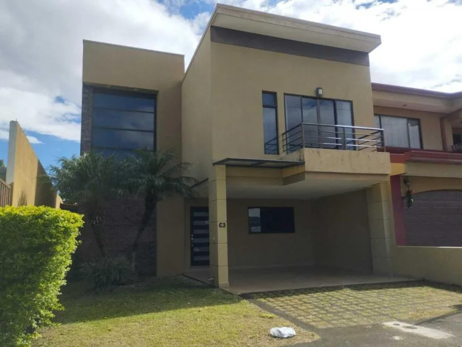 Venta de Casa con patio amplio. Espacio ideal para vivir y disfrutar en Alajuela, Desamparados. - Venta en Desamparados