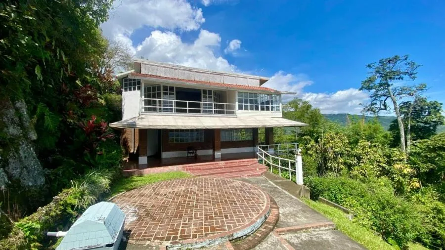 Venta de Hermosa y Amplia Casa en Escazú / Mls. 25-2039 OFC JB - Venta en Escazú