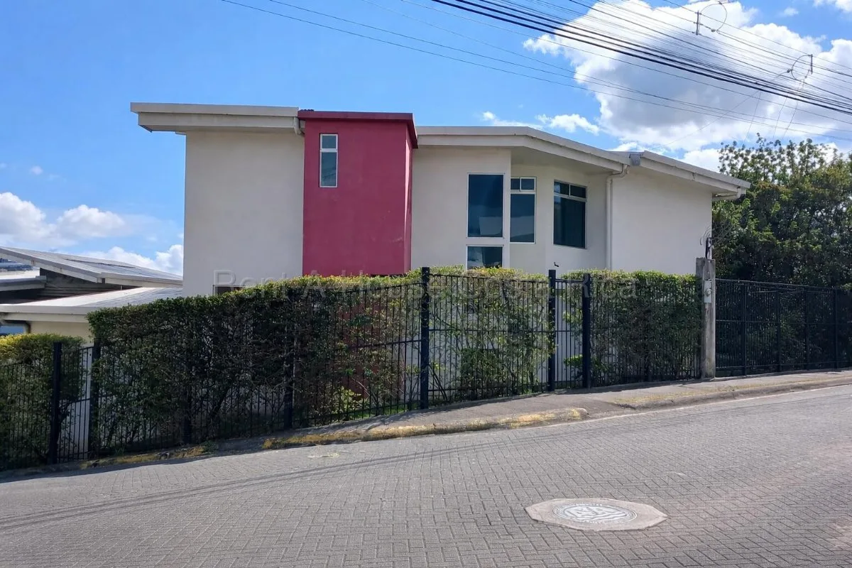 Venta de casa de 3 niveles con amplios espacios y entorno familiar #26-1812 GS - Venta en Concepción