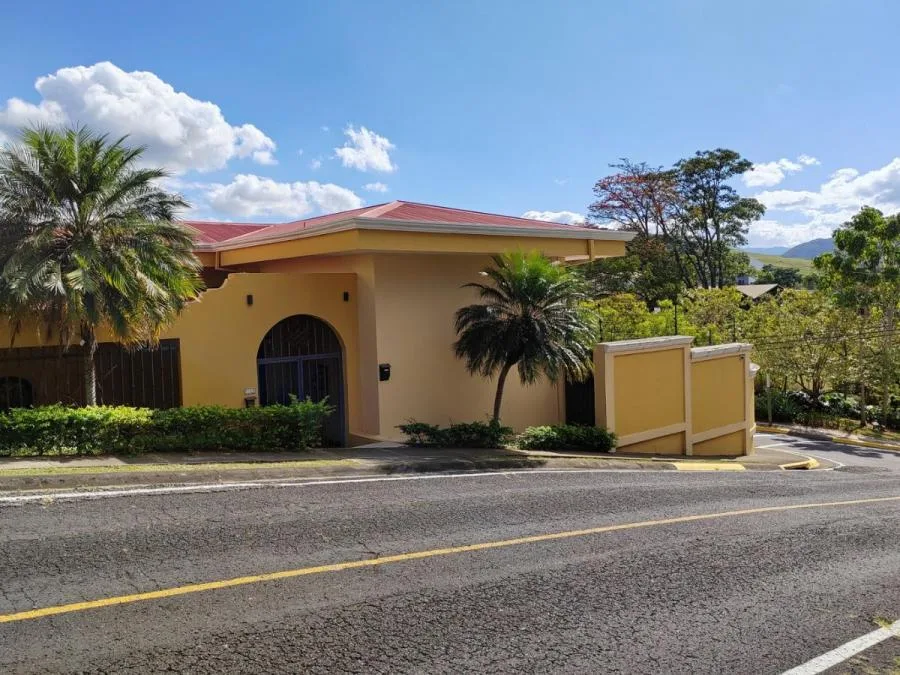 Venta de Casa con Amplio Terreno en Santo Domingo de Heredia 26-632 - Venta en Santo Domingo