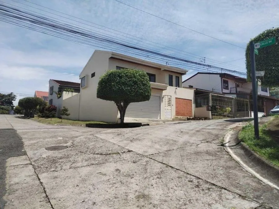 Se vende casa en Residencial El Solar, Uruca, San José (DJ 24-690) - Venta en San José