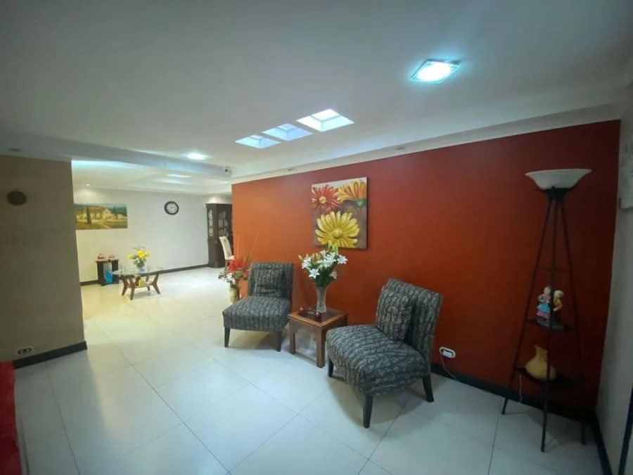 HERMOSA CASA EN VENTA DE 2 PLANTAS CON AMPLIO APARTAMENTO EN PAVAS RAH 24-952 - Venta en Pavas