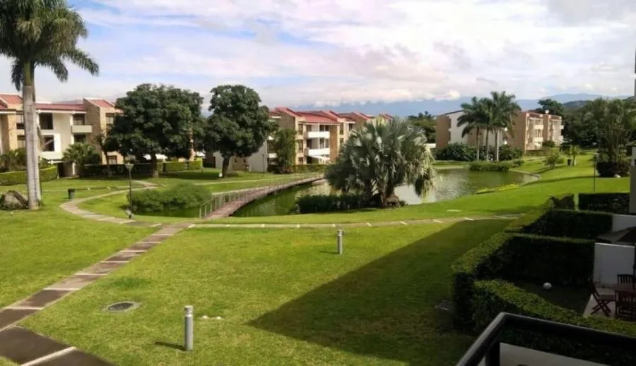 Casa en venta moderna con amplio lote y diseño exclusivo en Santa Ana #26-1487 GS - Venta en Santa Ana