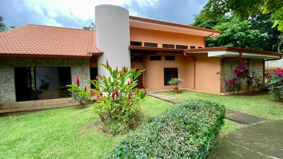Venta de Casa en La Guácima de Alajuela . RAH 26-343 - Venta en Guácima