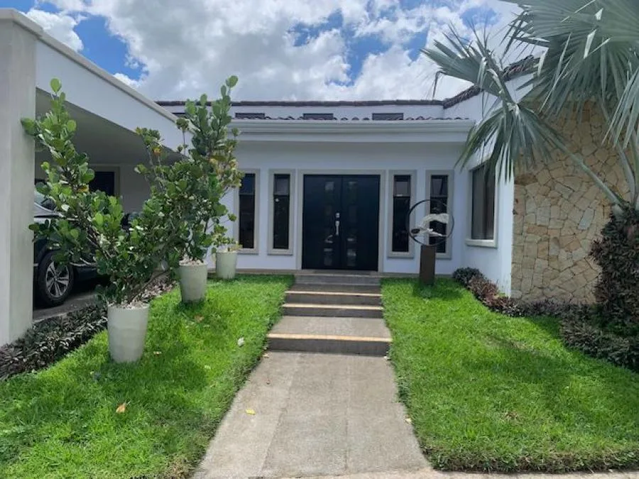 Venta de casa de una planta en condominio en Piedades Santa Ana - Venta en Santa Ana
